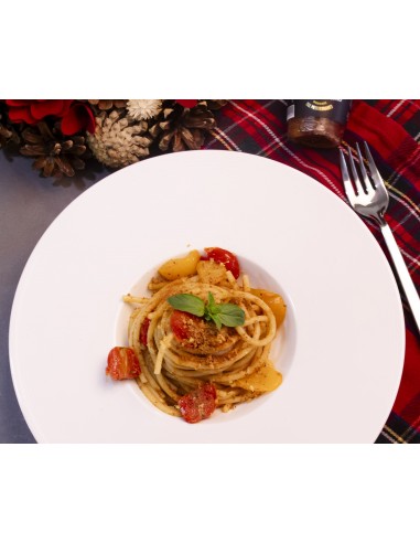 spaghetti conditi con pomodorini e bottarga di tonno in polvere