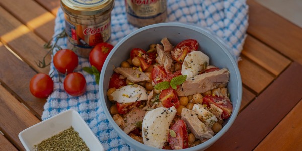 Insalata di ceci, filetti di tonno e mozzarella di bufala