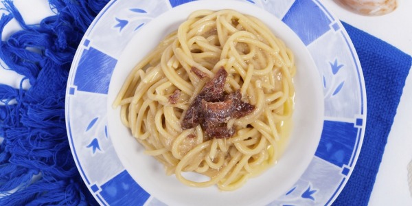 Pasta con burro e acciughe