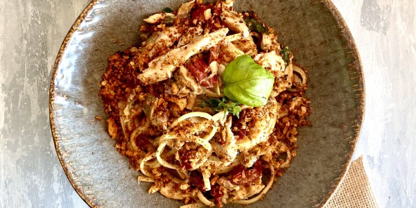 Linguine allo sgombro con pomodori secchi, olive e mollica tostata alla paprika dolce