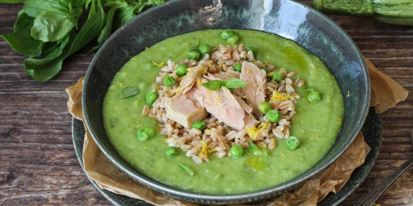 Crema di zucchine e piselli con farro e tonno