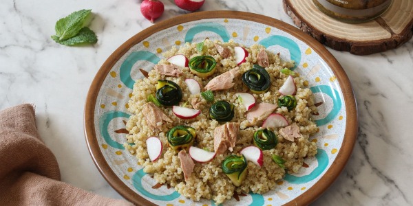 Fantasia di insalata con tonno e quinoa