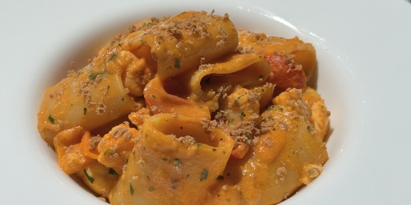 Paccheri con rana pescatrice, datterini e bottarga di tonno rosso