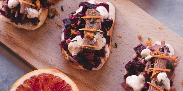 Bruschette con tonno rosso, barbabietola e mayo agli agrumi