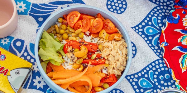 Poké tricolore con tonno e verdure