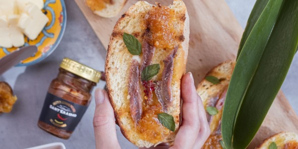 Crostoni rustici con burro, acciughe e marmellata di arance