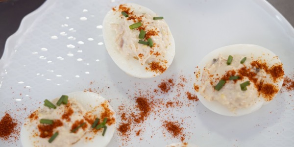 Uova ripiene con tonno e maionese