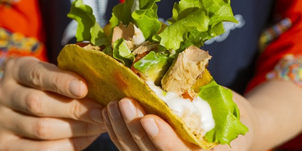 Tacos con sgombro e salsa tzatziki