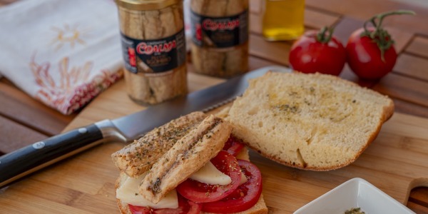 Pane cunzato con filetti di sgombro