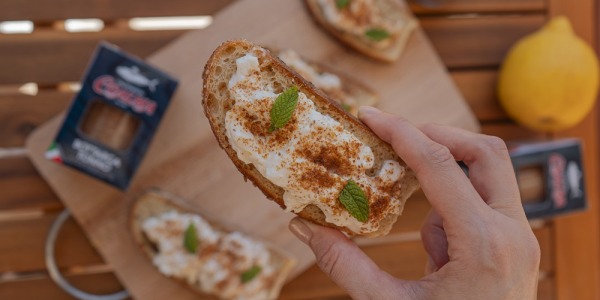 Crostini con bottarga di tonno e stracciatella